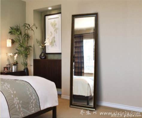 酒店的大镜子对着床做什么用的,可以保护客人隐私/有装饰照明作用
