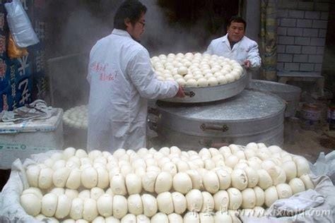 蒸馒头是冷水下锅还是热水下锅,建议冷水下锅蒸馒头(馒头软口感好)